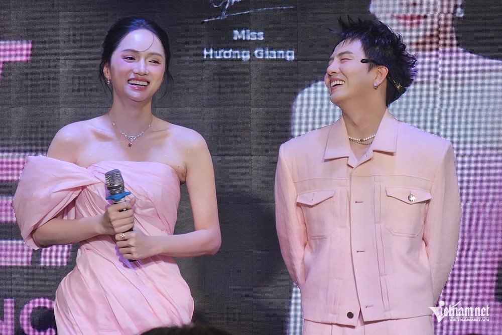 Hương Giang và Duy Khánh trong sự kiện. 