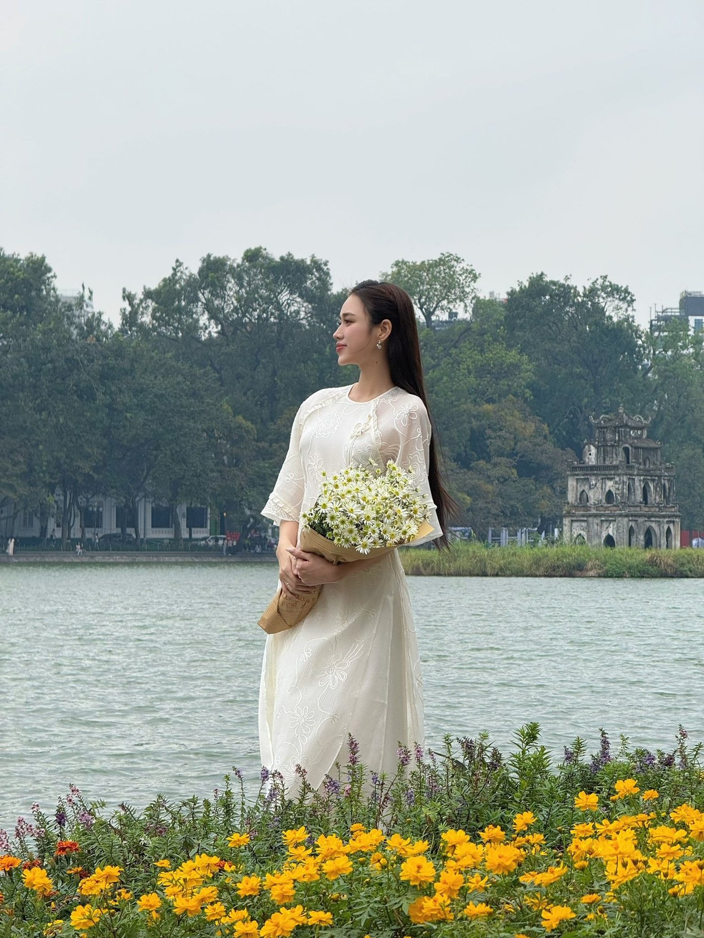 Mới đây, Hoa hậu Việt Nam 2020 đã tung ra bộ ảnh tận hưởng mùa Thu Hà Nội. Nàng hậu diện áo dài hoa thanh nhã, tạo dáng đơn giản giữa bối cảnh quen thuộc như tháp Rùa, tháp Hòa Phong ở hồ Gươm.