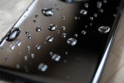 Kính lỏng là gì mà đang khiến người dùng smartphone phát cuồng?