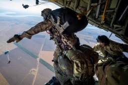 Anh lần đầu thừa nhận triển khai lính dù tới Ukraine