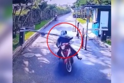 Clip: Thanh chắn chưa mở, Ninja thản nhiên phóng xe qua như chỗ không người