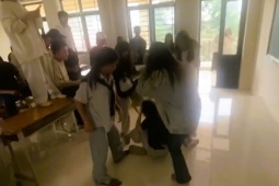 Nữ sinh lớp 10 ở Thanh Hóa nhập viện sau khi bị "đánh hội đồng" giữa lớp học