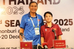 HLV Mai Đức Chung cảm ơn 10 CĐV, ĐT nữ Việt Nam được thưởng 700 triệu đồng