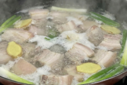 Có nên chần thịt qua nước sôi trước khi chế biến không? Chuyên gia giải đáp thói quen của 90% bà nội trợ