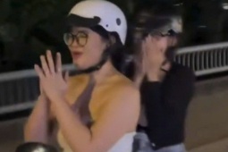 Tin tức trong ngày - Sốc: Cô gái trẻ chắp tay lạy khi đang điều khiển xe máy