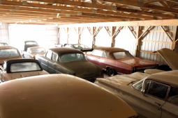 Thừa kế cả dàn xe cổ phủ bụi trong nhà kho, con trai lập tức rao bán hàng loạt