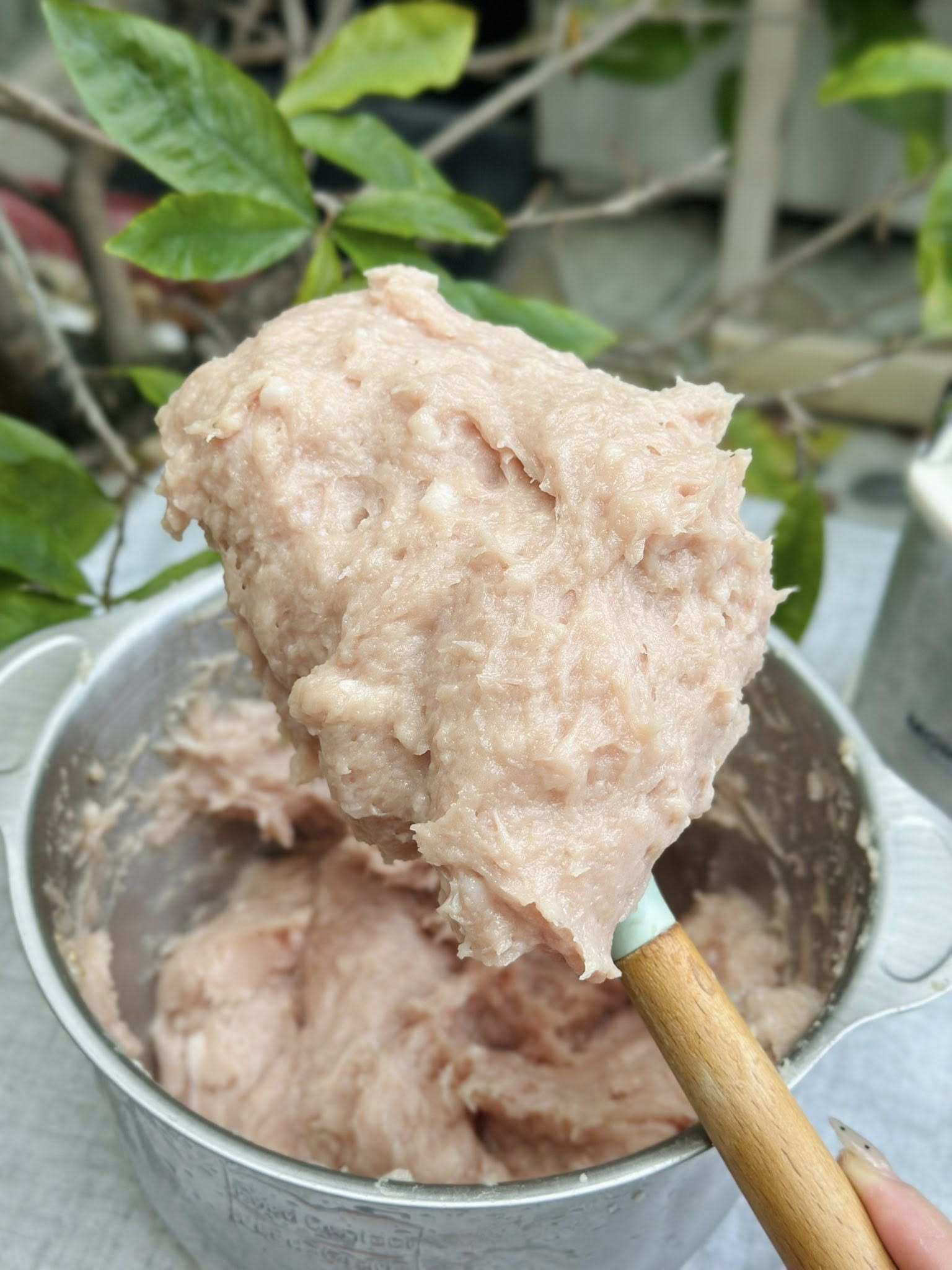 Để giò sống được dẻo – mịn – dai, cần áp dụng&nbsp;kỹ thuật “xay – cấp đông”.