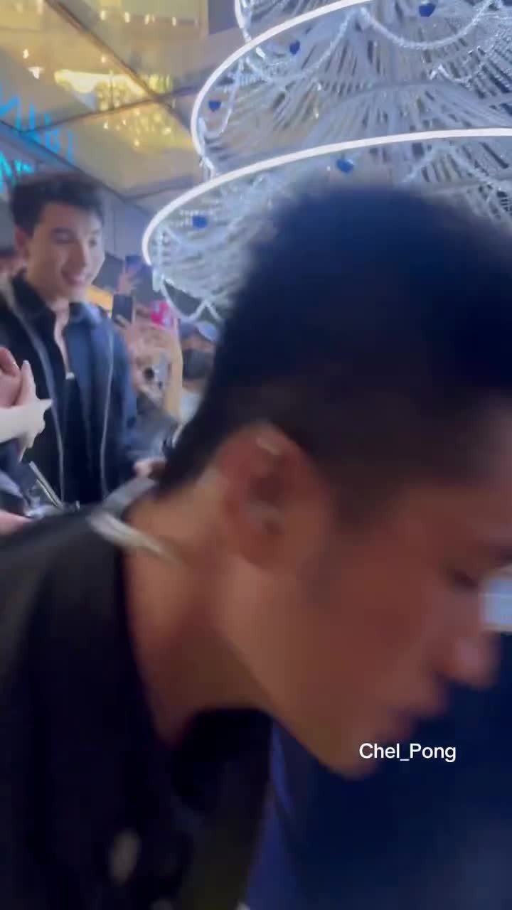 Một người hâm mộ bị ngã và được HIEUTHUHAI đỡ dậy. Nguồn: @chel_pong