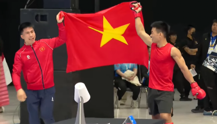 Ngọc Lượng (bên phải) chia sẻ nỗi uất ức với Văn Nam (bên trái) tại SEA Games 33