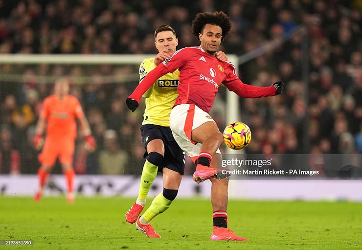 Zirkzee (áo đỏ) có thể rời MU trong tháng 1