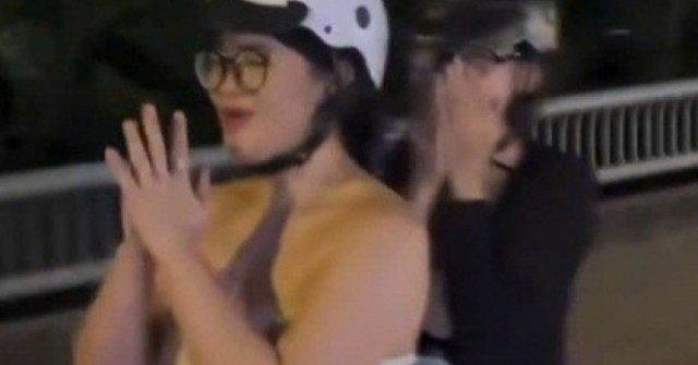 Sốc: Cô gái trẻ chắp tay lạy khi đang điều khiể...