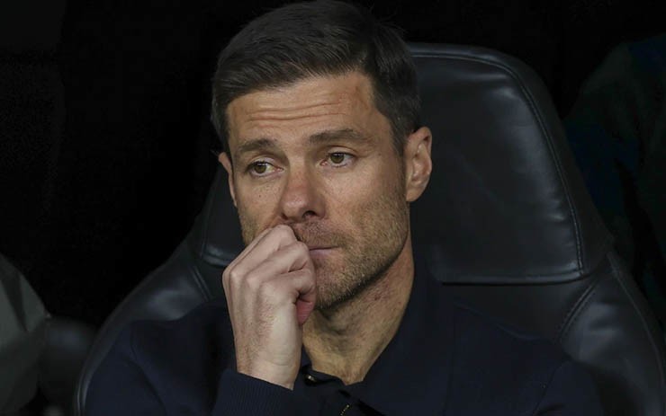 Vẻ tiều tụy của HLV Xabi Alonso