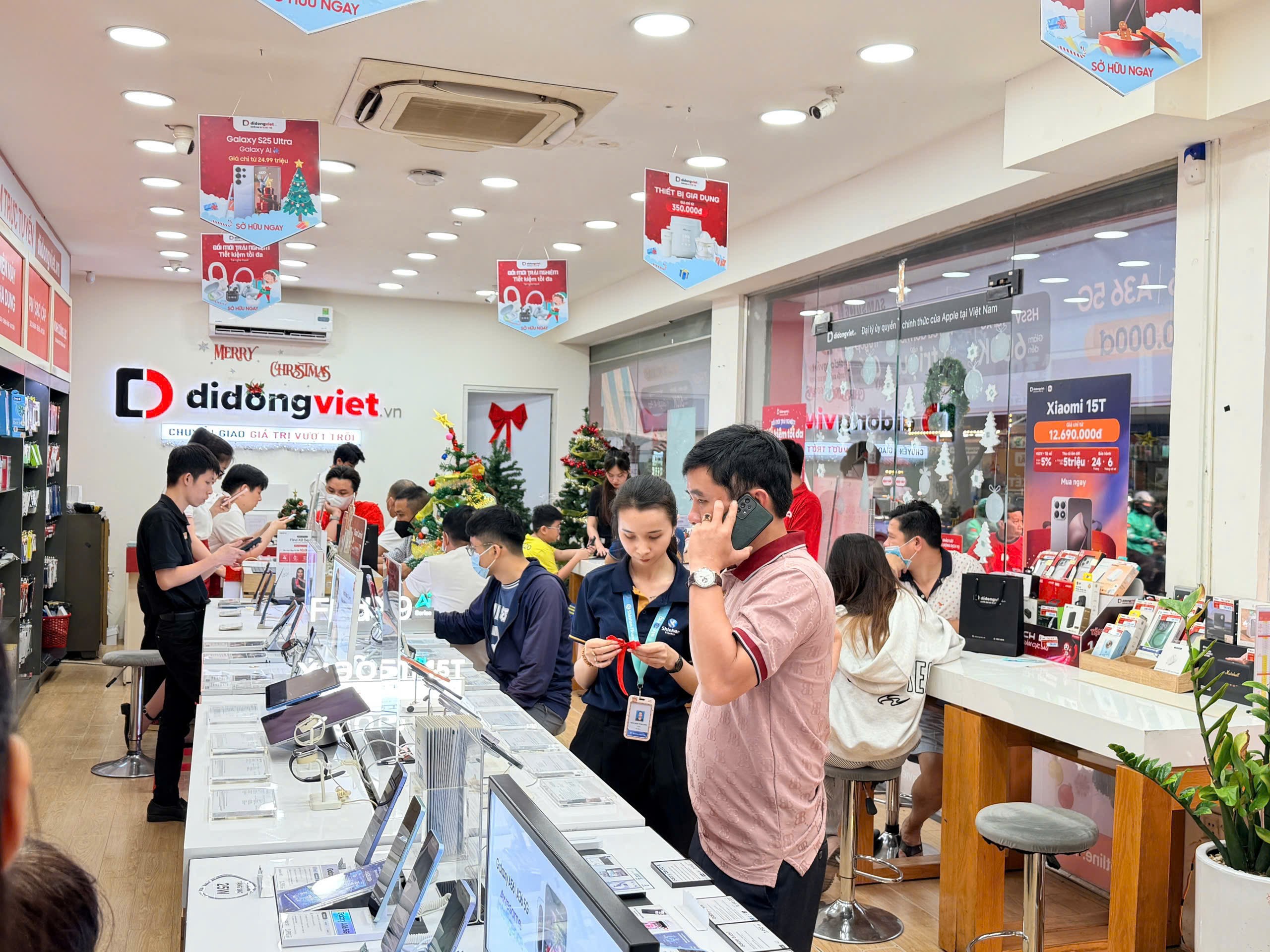 Khách hàng tin chọn Di Động Việt để mua sắm sản phẩm công nghệ chính hãng.