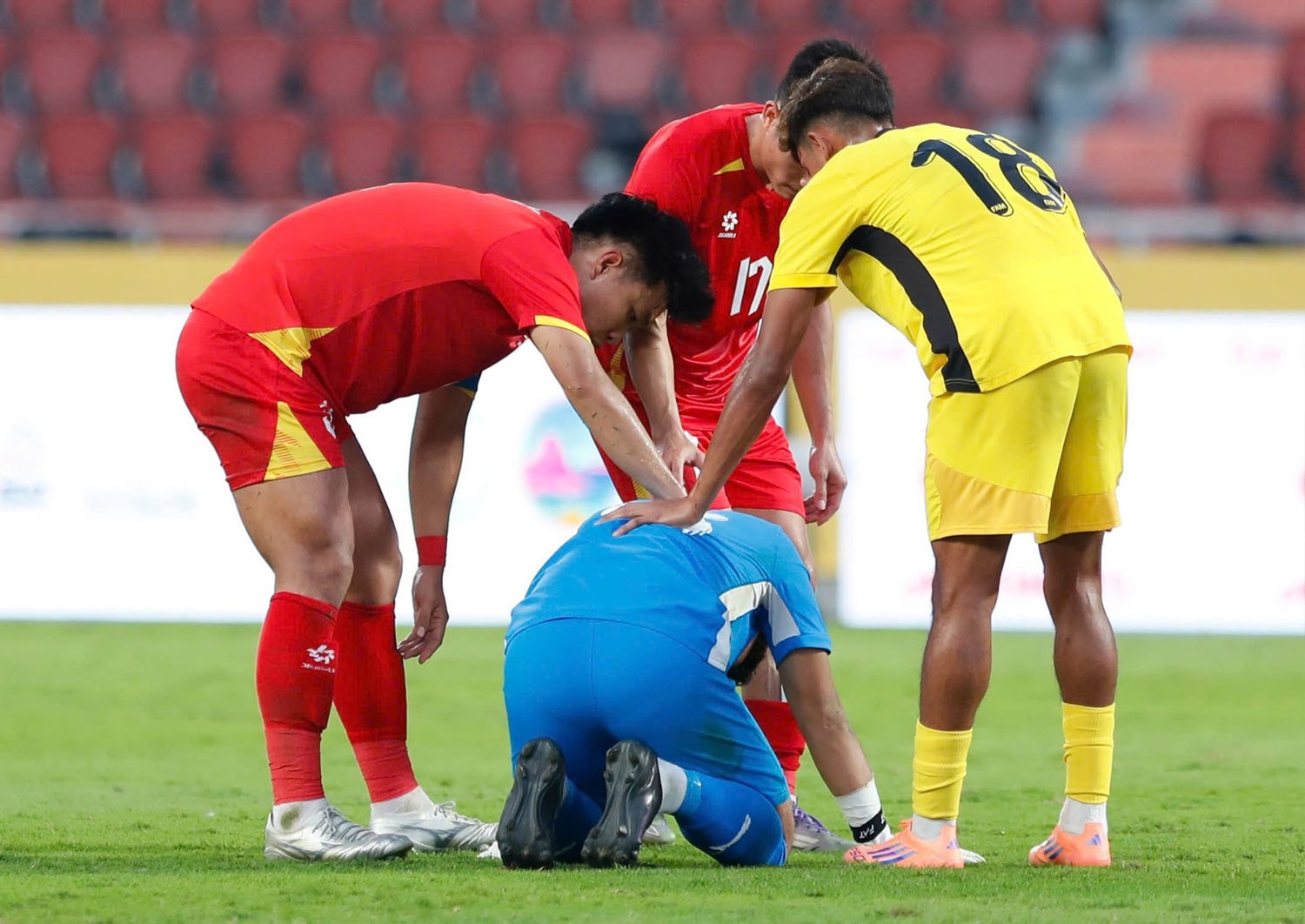 Cầu thủ U22 Malaysia buồn bã sau khi thua U22 Việt Nam, bởi họ đánh mất quyền tự quyết trong cuộc đua giành vé đi tiếp. 