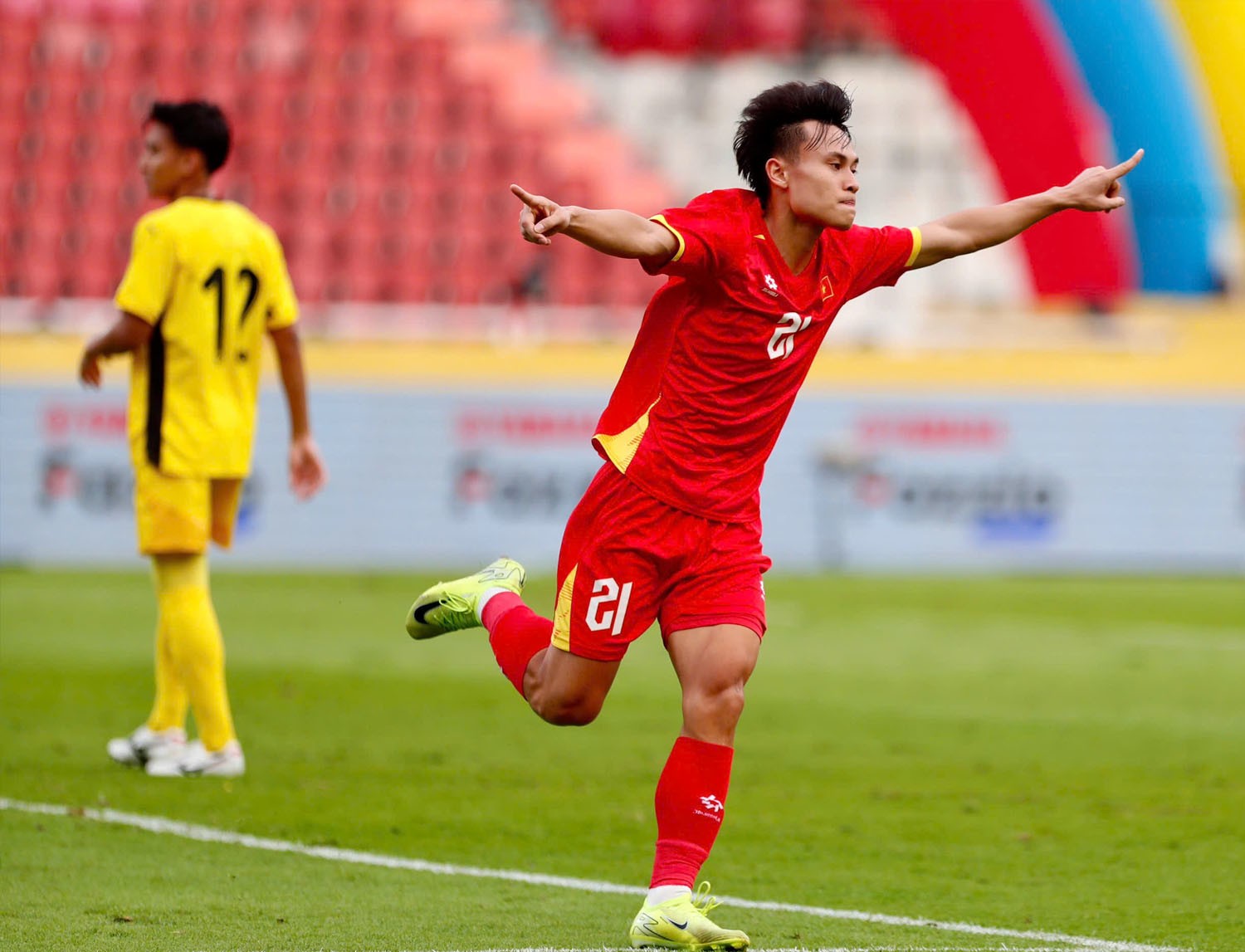 U22 Việt Nam đã thể hiện đẳng cấp vượt trội trước U22 Malaysia để ghi 2 bàn dẫn trước trong hiệp một nhờ công của Hiểu Minh và Minh Phúc. 