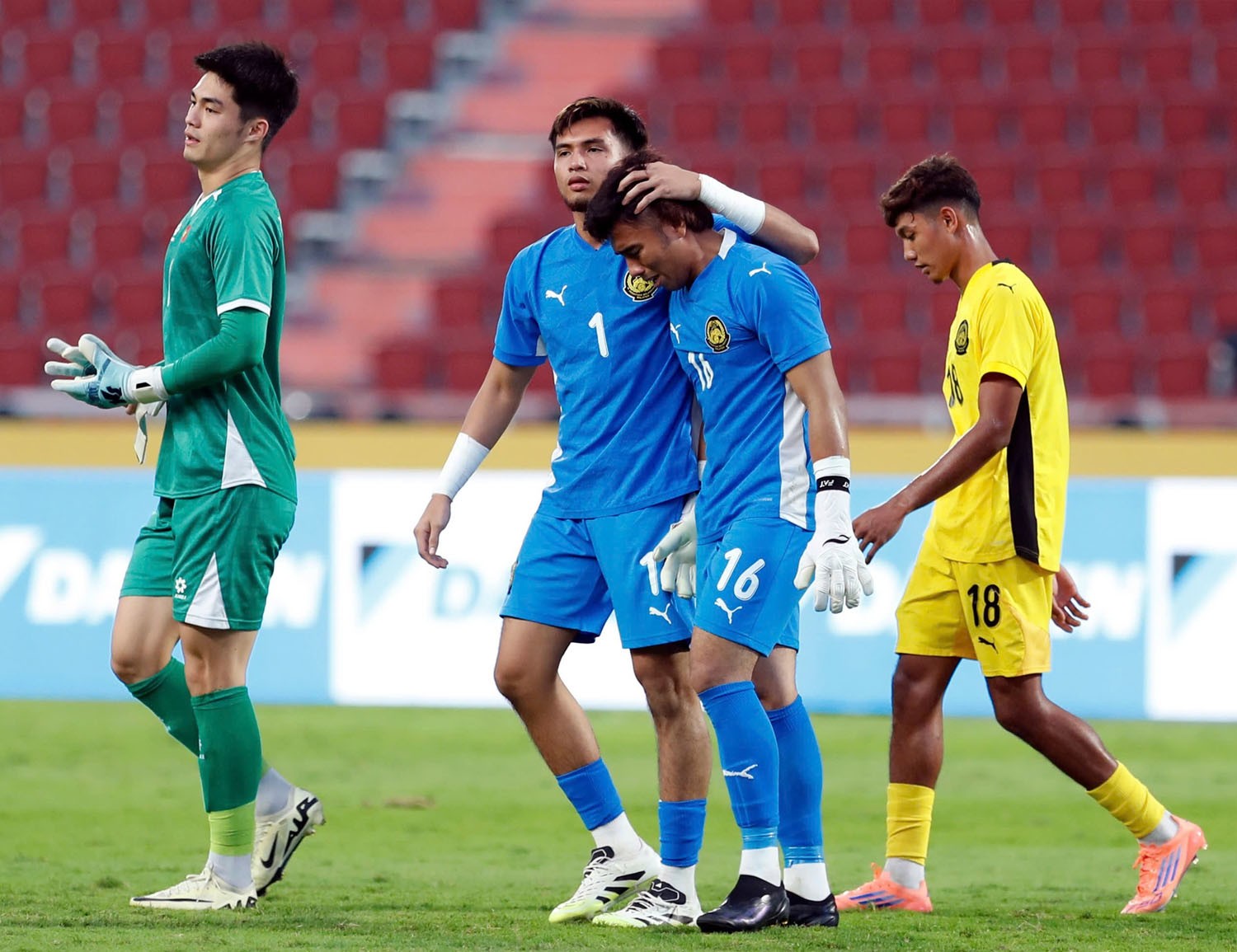 Thủ môn Zulhilmi của U22 Malaysia thậm chí đã bật khóc sau trận.