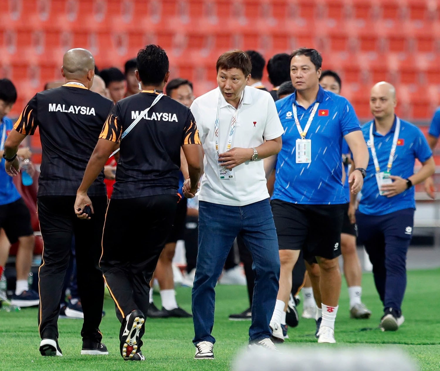 HLV Kim Sang Sik bắt tay ban huấn luyện U22 Malaysia, thể hiện sự khiêm tốn.