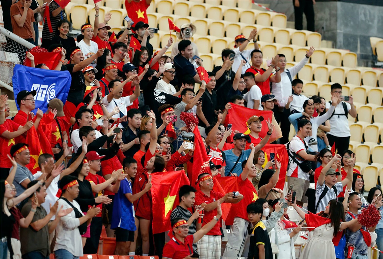 Sự phấn khởi của các CĐV Việt Nam trên khán đài. 