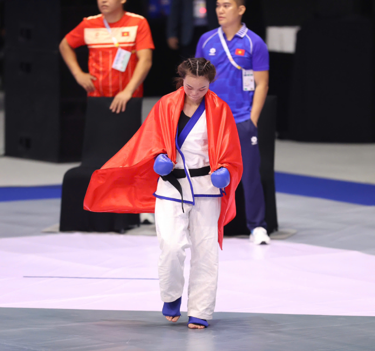 Thanh Bình lỡ tấm HCV nội dung&nbsp;-54kg nữ MMA. Ảnh Anh Khoa