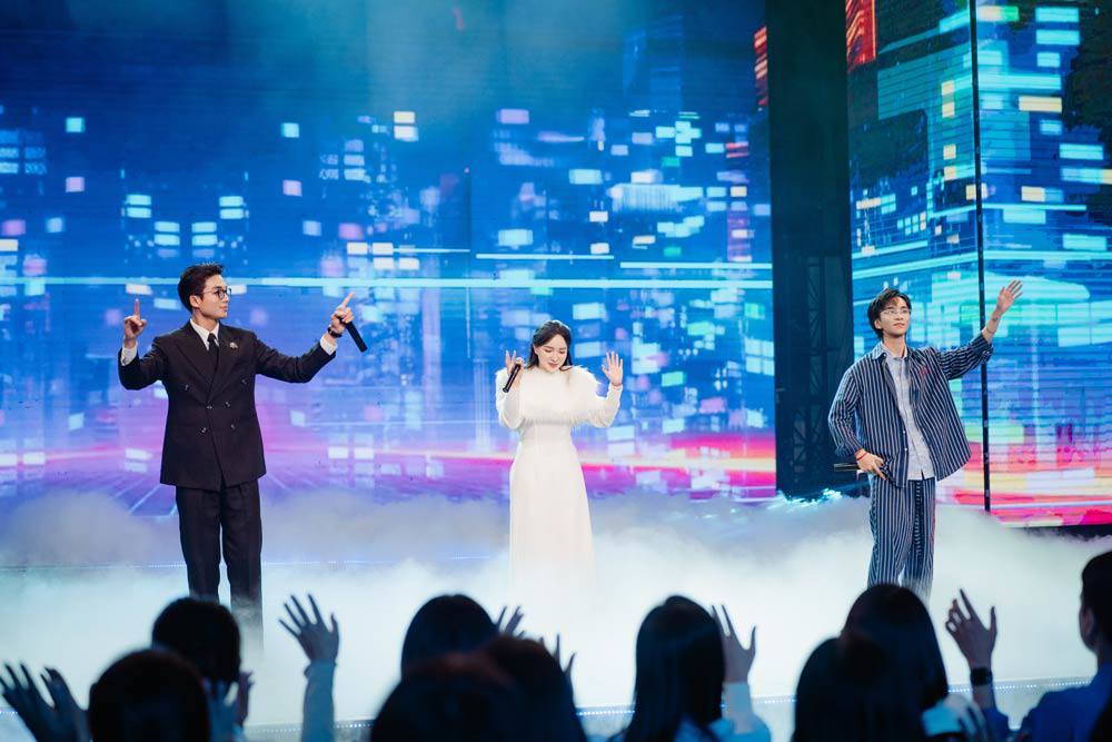 Miss Teen, ca sỹ Cao Thanh Thảo My, cùng em trai Cao Minh Thiên Tùng và ca sỹ Hưng Nguyễn mang đến phần trình diễn đặc sắc.