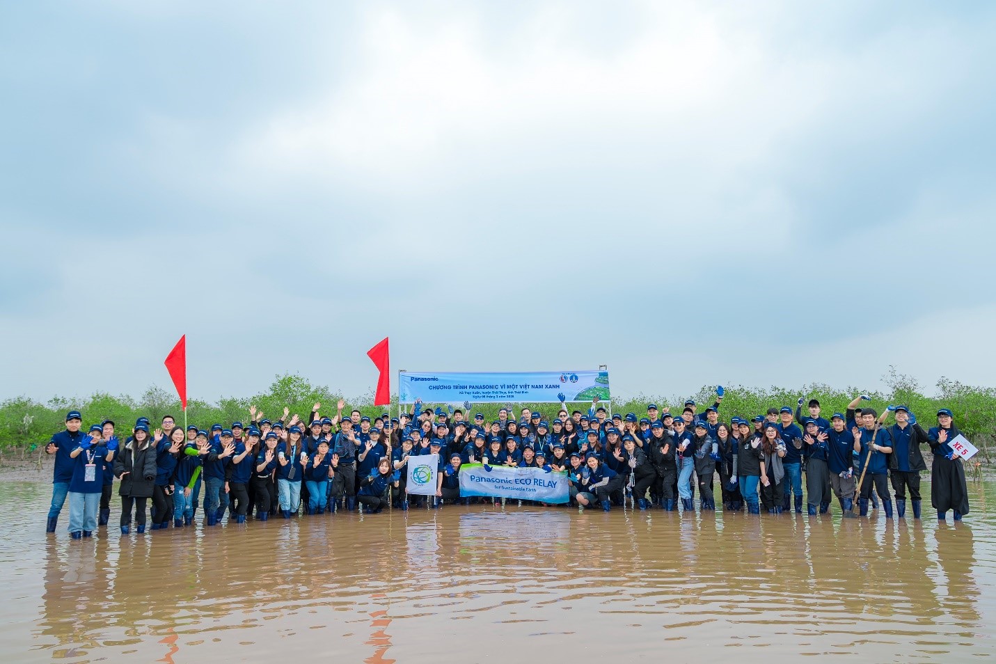 “Panasonic vì một Việt Nam xanh" - chương trình trồng cây thường niên với sự tham gia đông đảo của CBNV - là một hoạt động CSR tiêu biểu của doanh nghiệp