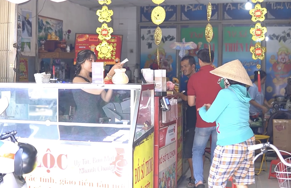 Cửa hàng bán vé số Vietlott nổi bật trên đường Huỳnh Tấn Phát (TP.HCM)