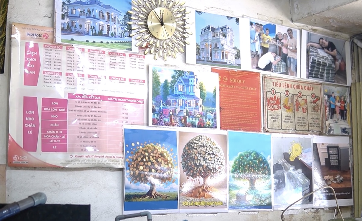 Nhiều hình ảnh tài, lộc được chủ quán dán trên tường.