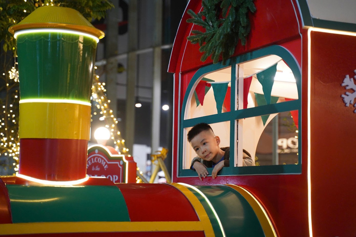 Nhiều bạn trẻ thích thú với chuyến tàu Giáng sinh.