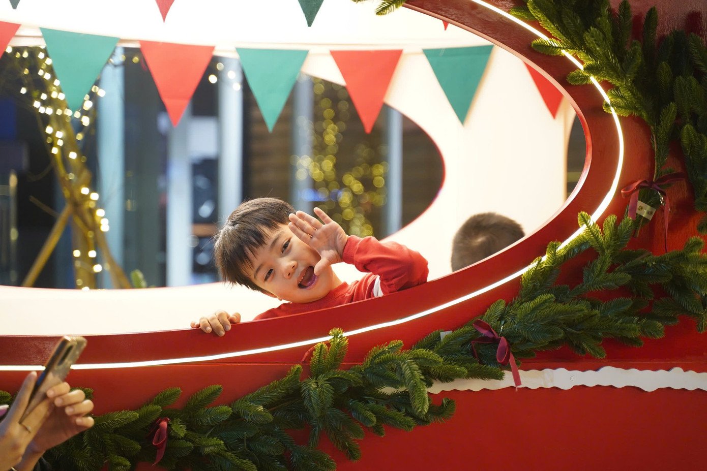 Nhiều bạn trẻ thích thú với chuyến tàu Giáng sinh.