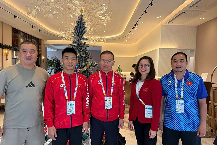 Trưởng đoàn Nguyễn Hồng Minh (giữa) thăm đội tuyển MMA Việt Nam dự SEA Games 33