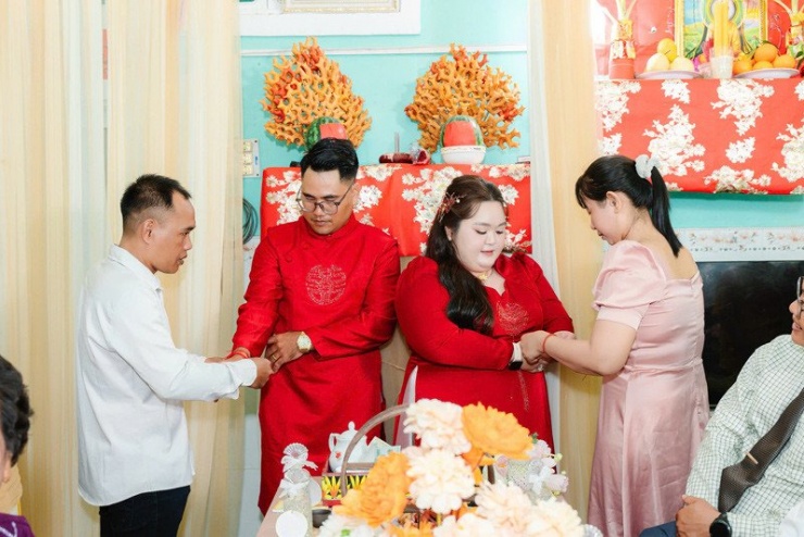 Hai tháp bánh gừng là món quà đặc biệt mẹ chồng Anh Thi dành tặng cho cặp đôi 