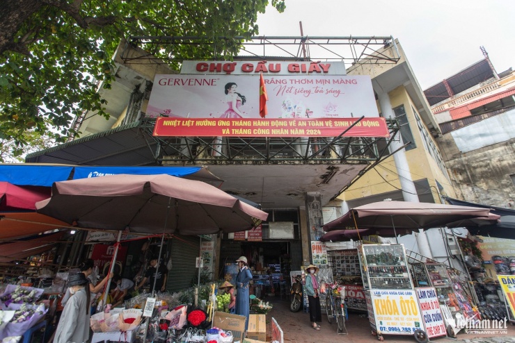 Bên ngoài chợ Cầu Giấy (Hà Nội), cảnh mua bán vẫn nhộn nhịp. Hàng hóa phong phú, đa dạng, đông đúc người qua lại.&nbsp;