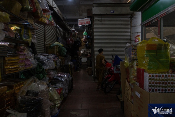 Tuy nhiên, bên trong khu chợ cảnh trái ngược hoàn toàn. Nhiều ki-ốt&nbsp;đóng cửa, không có dấu hiệu buôn bán. Chập tối, khách gần như không có. Một số quầy hàng le lói trong ánh đèn.