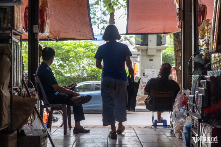 Bà Trịnh Thị Thoa, một tiểu thương tại chợ, cho biết, do là chợ dân sinh nên phần lớn khách tới đây chủ yếu mua nhu yếu phẩm ở bên ngoài, ít khi vào trong. Việc kinh doanh ở phía trong gần như không có hiệu quả. Phần lớn gian hàng ế ẩm.&nbsp;