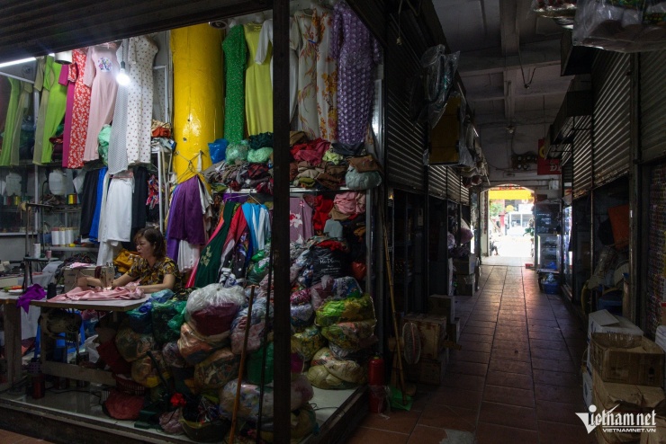 Các quầy bên trong tại tầng 1 là hàng may mặc, gốm sứ, gia dụng, đồ khô... thường xuyên đìu hiu, vắng vẻ. Chợ có sức chứa hàng trăm gian hàng, nhưng chỉ lác đác vài chục tiểu thương còn bám trụ.