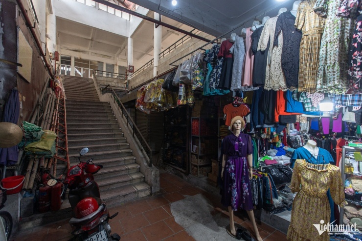 Tầng 2 của khu chợ này phần lớn đã đóng cửa, gần như không sử dụng.