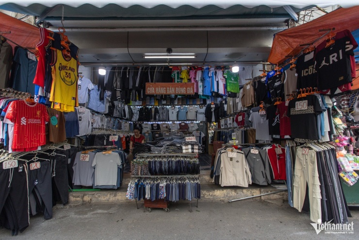 Chợ Xanh - nơi từng được mệnh danh là "thiên đường mua sắm giá rẻ" dành cho sinh viên, nay cũng thường xuyên trong cảnh thưa thớt người qua lại. Nhiều cửa hàng tại đây treo biển giảm giá quanh năm.