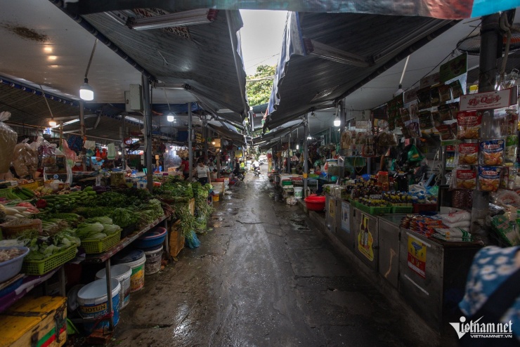 Chợ Nghĩa Tân nằm trong khu vực đông đúc dân cư. Tuy nhiên, nơi được nhiều người ghé mua bán nhất vẫn là khu vực ngoài chợ. Các gian hàng thực phẩm nằm sâu trong chợ vắng vẻ hơn nhiều.&nbsp;