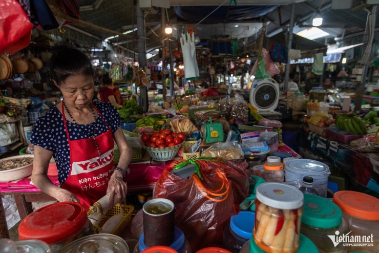 Trong khi đó, các quầy thực phẩm phía bên trong lại rất vắng vẻ.