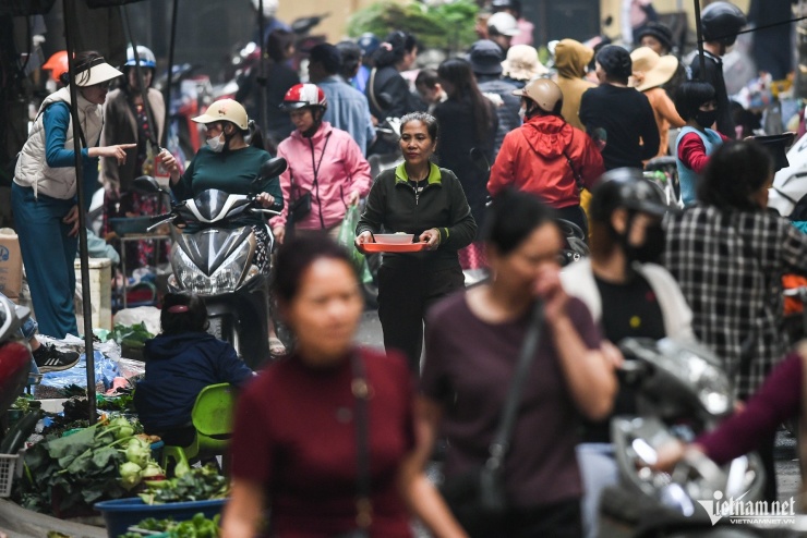 Thói quen chạy ù ra mua hàng khiến nhiều chợ truyền thống &#39;đói khách&#39; - 13