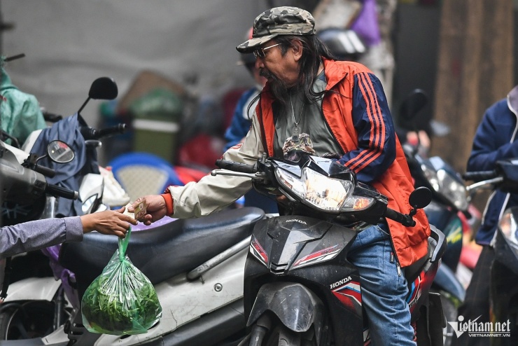 Tại các chợ dân sinh như chợ Thành Công, chợ Linh Lang, chợ Ngã Tư Sở, theo ghi nhận, các quầy bên ngoài chợ vẫn rất tấp nập. Các sạp hàng bày bán ngay mặt đường, khách ở đây đông. Họ chủ yếu mua nhanh thịt cá, rau củ...