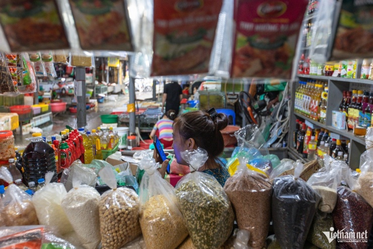 Thói quen chạy ù ra mua hàng khiến nhiều chợ truyền thống &#39;đói khách&#39; - 16