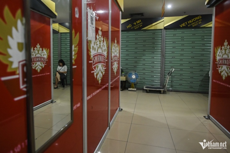 Chợ Hàng Da vốn nổi tiếng sầm uất, sau khi chuyển đổi mô hình kinh doanh thành trung tâm thương mại kết hợp chợ dân sinh đã vắng hẳn khách nhiều năm qua. Khu vực tầng hầm là nơi bán thực phẩm, hàng ăn; các tầng bên trên kinh doanh thời trang, rượu...