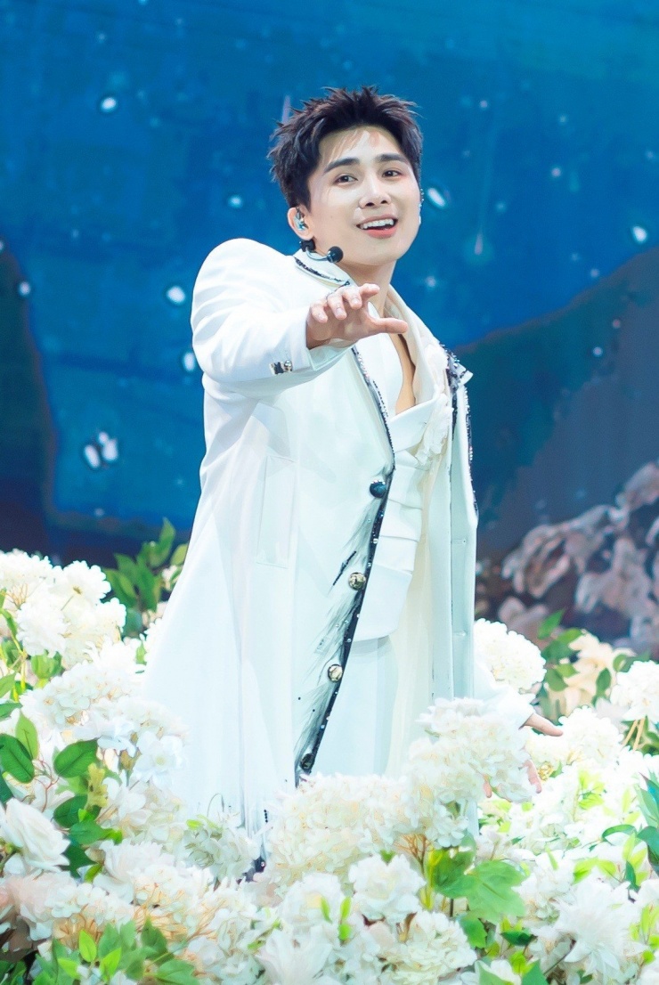 Anh gây chú ý từ màn biểu diễn nhóm Hermosa , sau đó ghi dấu với nhiều sân khấu như Bounce, Hơn là bạn, Like a horse, Yêu yêu yêu thương thương thương … Không chỉ ca hát, anh còn nhảy, rap, phối khí và từng làm đội trưởng. Mức tăng trưởng người theo dõi trên mạng xã hội từ hơn 1.000 người và đến hiện tại vượt 150.000 người khiến Sơn.K trở thành “hắc mã” đúng nghĩa.