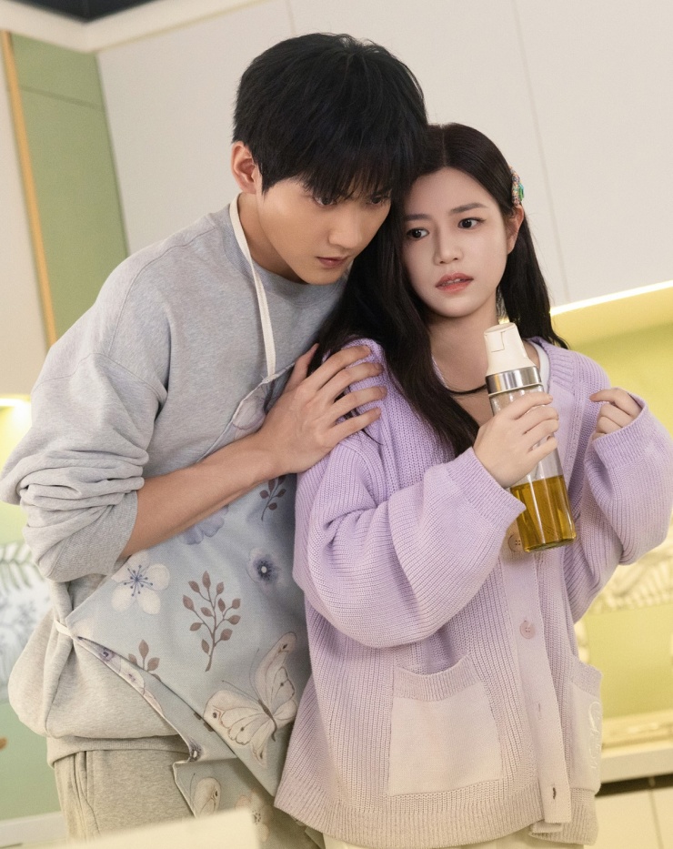 Phim Thư kích hồ điệp ra mắt trên nền tảng Tencent Video từ ngày 4/12, Nghiên Hy đóng Sầm Căng, một phụ nữ đối diện khó khăn sau ly hôn. Lúc đó, cô nhận được cuộc gọi cầu xin giúp đỡ từ Lý Vũ - học sinh nông thôn từng được Sầm Căng giúp đỡ vật chất để đi học.