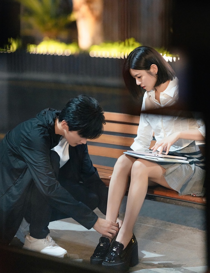 Trần Nghiên Hy thể hiện nội tâm phức tạp của phụ nữ trưởng thành, từng bị chồng phản bội. Cô từ chối khi chàng trai tỏ tình song thực lòng rung động vì sự chân thành của anh.