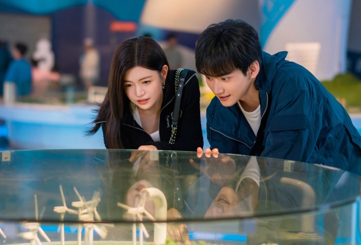 Trên Weibo, nhiều khán giả nhận xét Nghiên Hy trẻ trung, diễn xuất tốt, chuyện tình tạo được đồng cảm với người xem.