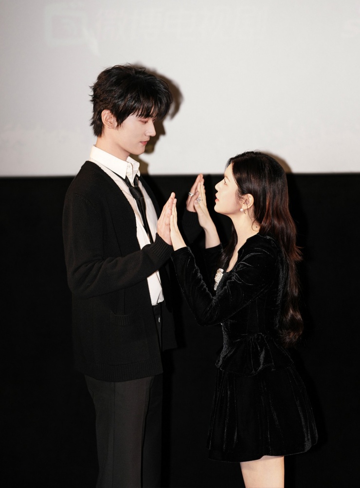 Trần Nghiên Hy và Châu Kha Vũ quảng bá phim ở Trung Quốc hôm 8/12.