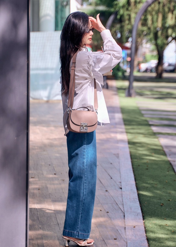 Midu cho biết nhiều năm nay cô luôn thích phong cách đơn giản, không gò bó. Khi diện sơ mi trắng rộng và quần jeans, cô thấy dễ chịu và được là chính mình.