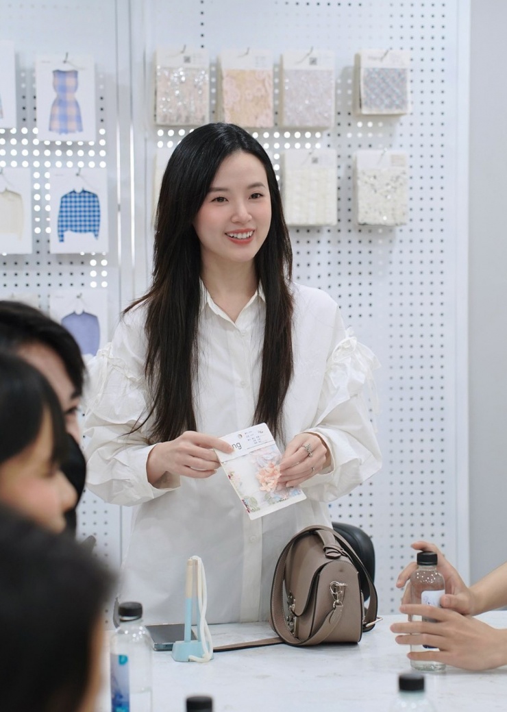 Chiếc sơ mi này từng được Midu mặc lên giảng đường. Khi mặc đồ tối giản, nữ giảng viên được nhận xét trông trẻ trung không kém các sinh viên.